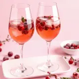 Zwei Gläser Lillet mit Beeren und Eis, die erfrischend aussehen. Man fragt sich, wie schmeckt Lillet wohl so?