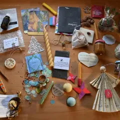 Selbstgemachte Adventskalender-Ideen für Frauen: Tee, Kerzen, Kräuter, Aufstriche und kleine Überraschungen.