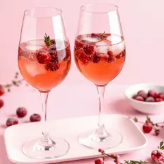 Zwei Gläser Lillet mit Beeren und Eis, die erfrischend aussehen. Man fragt sich, wie schmeckt Lillet wohl so?