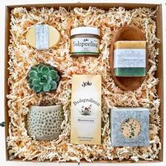 Ein liebevoll zusammengestellter Wellnesskorb zum Selbermachen: Seife, Salzpeeling, Badeperlen, ein Sukkulent und ein Duftbad.