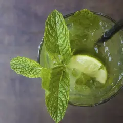 Erfrischender Mojito mit Limette, Minze und Mojito Rum. Ein perfekter Sommerdrink.
