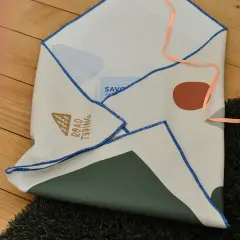 Kreative umschlag verpacken ideen: Stofftuch mit geometrischen Mustern und Schriftzug "Road Typing" wird als Briefumschlag genutzt.