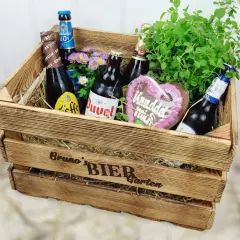 Holzkiste mit Bierflaschen, Lebkuchenherz und Kräutern. Ein Biergarten Geschenkkorb, der Freude macht. Anleitung zum Zusammenstellen ist nicht nötig, es ist ein fertiges Geschenk.