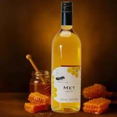Flasche Met mit Honigwaben und Honigglas. So trinkt man Met: pur, gekühlt oder leicht erwärmt, ein Genuss!