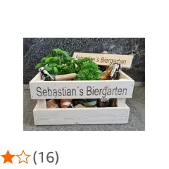Holzkiste mit frischen Kräutern, Brezeln und Bierflaschen, beschriftet mit "Sebastian's Biergarten". Ein perfekter Biergarten Korb für den Sommer.
