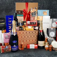 Ein üppiger Geschenkkorb zum 60. Geburtstag für einen Mann, gefüllt mit Champagner, Kaffee, Süßigkeiten und Delikatessen.