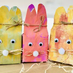 Drei bunte Osterhasen aus recycelten Materialien, perfekt für Ostergeschenke selber machen mit Kindern.
