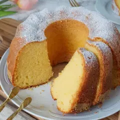 Saftiger Gugelhupf, bestäubt mit Puderzucker. Ein Stück dieses köstlichen alkohol kuchen wartet auf Sie.