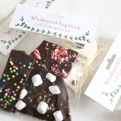 Selbstgemachte Schokolade mit Streuseln, Marshmallows und Pfefferminz, perfekt zum Schokolade per Post verschicken.