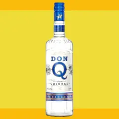 Don Q Cristal, der beste Rum für Mojitos, in einer Flasche auf gelbem Hintergrund.