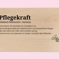 Holzbrett mit Definition von "Pflegekraft", die liebevoll um Patienten kümmert. Ein großes Dankeschön an das Pflegepersonal im Krankenhaus!