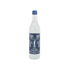 Flasche Ouzo de Tyrnavos, 40% Ouzo Prozent, mit griechischen Schriftzeichen und einer Frauengestalt auf dem Etikett.