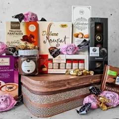 Ein liebevoll zusammengestellter Präsentkorb zum 90. Geburtstag, gefüllt mit erlesenen Pralinen, Gianduja und Schokolade.