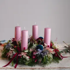 Ein wunderschöner Adventskranz natur selber machen: Tannengrün, rosa Kerzen, Beeren und Samtkugeln zieren diesen Kranz.