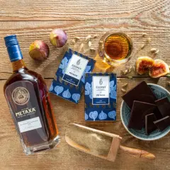 Metaxa, der originale griechische Geist, harmoniert mit Schokolade und Feigen.