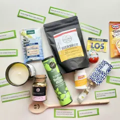 Ein liebevolles Geschenk-Set zum 70. Geburtstag für einen Mann: Bierbrot-Backmischung, Kerze, Gewürze, Badesalz und mehr.
