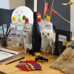 Harry Potter Geburtstag Ideen: Zauberwasser-Flaschen, Hedwig-Ballon, Zauberstäbe und eine Foto-Rallye für magische Momente.