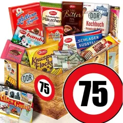 Ein liebevoll zusammengestelltes Geschenkpaket zum 75. Geburtstag eines Mannes, gefüllt mit Ostalgie-Süßigkeiten, DDR-Kochbuch und Erinnerungsstücken.
