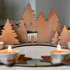 Ein **Adventskranz mit Teelichtern selber machen** ist mit diesem winterlichen Waldmotiv und dem Hirsch ein Kinderspiel.