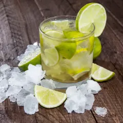 Erfrischender Caipirinha mit viel Eis und Limettenstücken. Der Caipirinha ist ein beliebter Caipirinha alkohol.