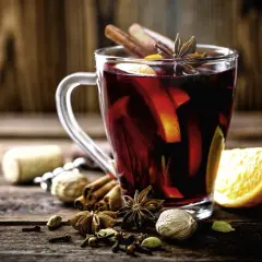Glühwein, ein klassisches Getränk für kalte Tage, mit Zimt, Sternanis und Orangenscheiben. Perfekt für gemütliche Winterdrinks.
