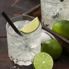 Erfrischende **white rum cocktails** mit Limette und Eis, bereit für einen tropischen Genuss.