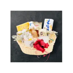 Ein liebevoll zusammengestellter Kaffee Geschenkkorb selber machen: Mit Nougat, Likör, Keksen und Tassen.