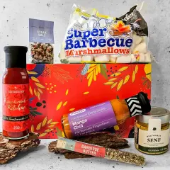 Ein toller Grill Geschenkkorb selber machen: Marshmallows, Ketchup, Senf, Steak-Salz und BBQ-Butter für den perfekten Grillabend.