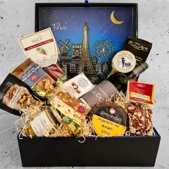 Eine liebevoll gepackte Geschenkbox mit kulinarischen Köstlichkeiten, ideal für Geburtstagsbox Ideen. Enthält Wein, Pasta, Feigenbrot, Nüsse und mehr.