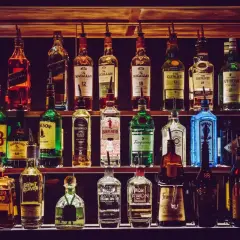 Regale voller Flaschen: Whisky, Gin und mehr. Was ist rum? Hier gibt es die Antwort in vielen Varianten.