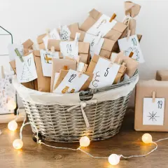 Korb voller Adventskalender-Päckchen mit Zahlen. Tolle Adventskalender Partner Ideen für DIY-Geschenke.