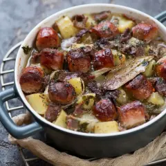 Herzhaftes irisches Abendessen: deftiger Eintopf mit Kartoffeln, Würstchen und Kräutern, bereit zum Genießen.