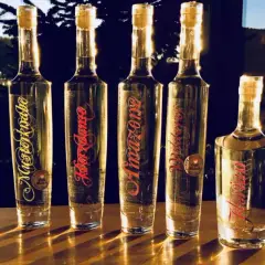 Flaschen mit verschiedenen Schnäpsen und Whisky, die die Bedeutung eines Digestifs unterstreichen.
