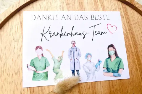 Danke an das beste Krankenhaus-Team! Eine Karte mit Illustrationen von medizinischem Personal und der Aufschrift "Danke! An das beste Krankenhaus-Team".