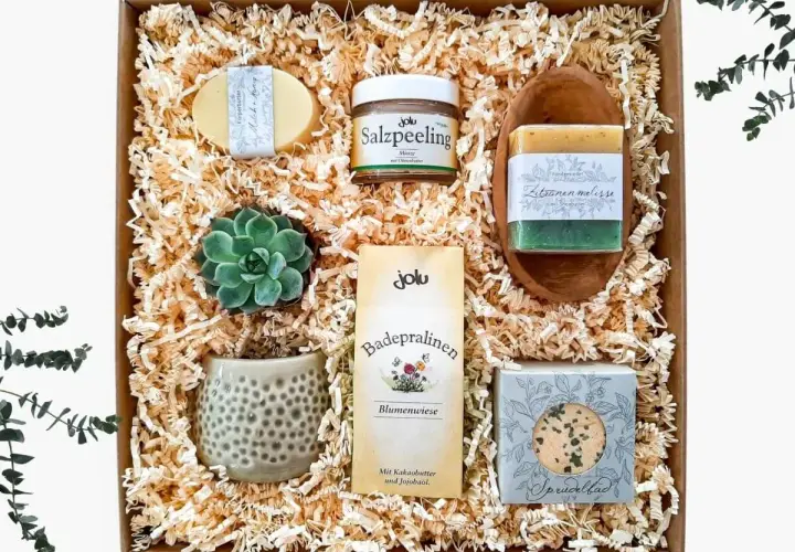 Ein liebevoll zusammengestellter Wellnesskorb zum Selbermachen: Seife, Salzpeeling, Badeperlen, ein Sukkulent und ein Duftbad.