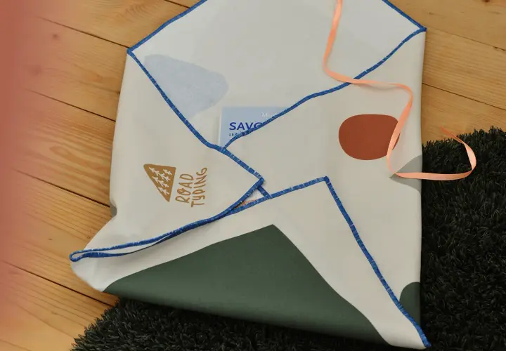 Kreative umschlag verpacken ideen: Stofftuch mit geometrischen Mustern und Schriftzug "Road Typing" wird als Briefumschlag genutzt.