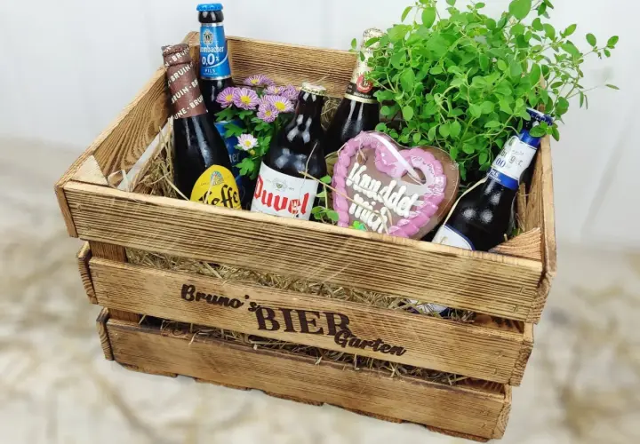 Holzkiste mit Bierflaschen, Lebkuchenherz und Kräutern. Ein Biergarten Geschenkkorb, der Freude macht. Anleitung zum Zusammenstellen ist nicht nötig, es ist ein fertiges Geschenk.