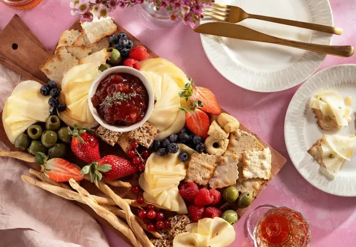 Käseplatte mit Früchten, Oliven & Crackern – tolle **Themenabend Essen Ideen** für einen genussvollen Abend.