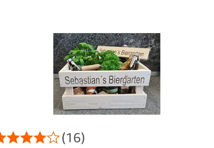 Holzkiste mit frischen Kräutern, Brezeln und Bierflaschen, beschriftet mit "Sebastian's Biergarten". Ein perfekter Biergarten Korb für den Sommer.