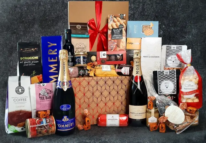 Ein üppiger Geschenkkorb zum 60. Geburtstag für einen Mann, gefüllt mit Champagner, Kaffee, Süßigkeiten und Delikatessen.