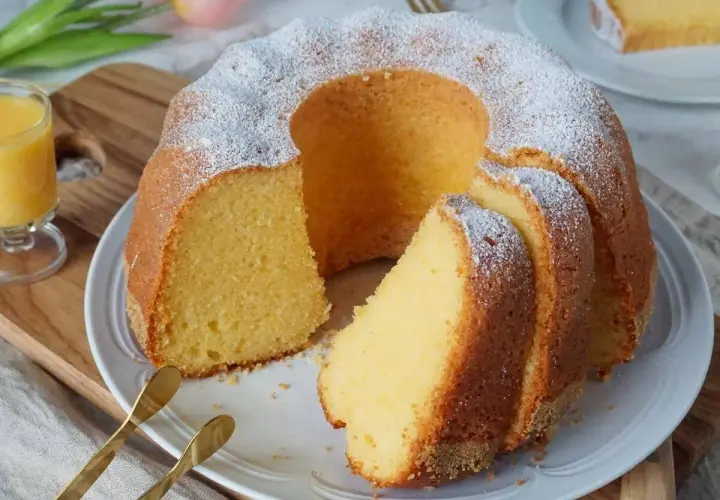 Saftiger Gugelhupf, bestäubt mit Puderzucker. Ein Stück dieses köstlichen alkohol kuchen wartet auf Sie.