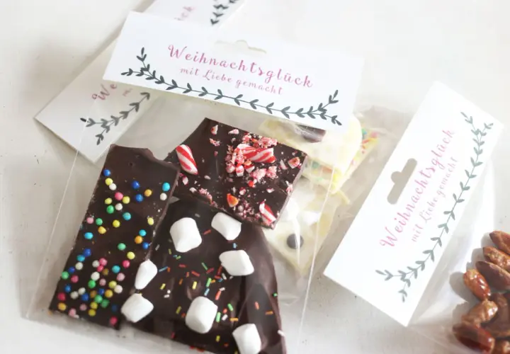 Selbstgemachte Schokolade mit Streuseln, Marshmallows und Pfefferminz, perfekt zum Schokolade per Post verschicken.