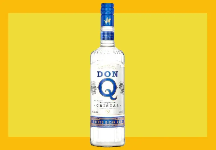 Don Q Cristal, der beste Rum für Mojitos, in einer Flasche auf gelbem Hintergrund.
