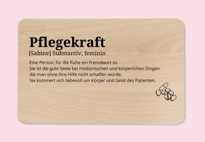 Holzbrett mit Definition von "Pflegekraft", die liebevoll um Patienten kümmert. Ein großes Dankeschön an das Pflegepersonal im Krankenhaus!