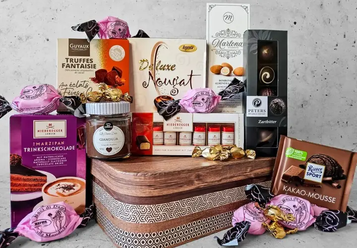 Ein liebevoll zusammengestellter Präsentkorb zum 90. Geburtstag, gefüllt mit erlesenen Pralinen, Gianduja und Schokolade.