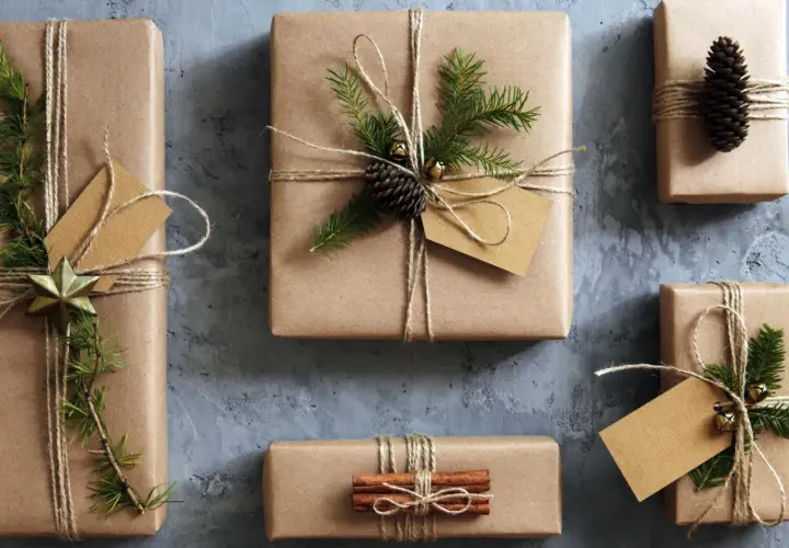 Geschenke mit Packpapier verpacken: liebevoll dekorierte Päckchen mit Tannenzweigen, Zapfen und Zimtstangen.