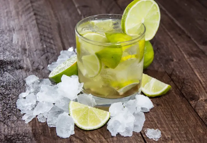 Erfrischender Caipirinha mit viel Eis und Limettenstücken. Der Caipirinha ist ein beliebter Caipirinha alkohol.