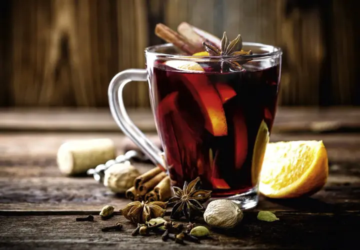 Glühwein, ein klassisches Getränk für kalte Tage, mit Zimt, Sternanis und Orangenscheiben. Perfekt für gemütliche Winterdrinks.