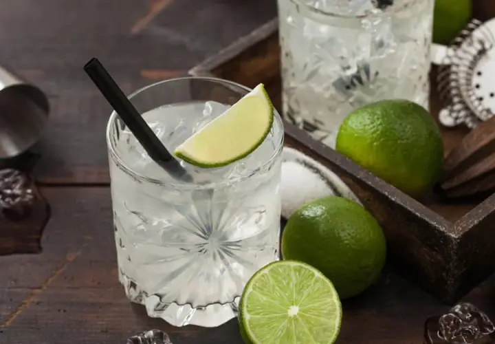 Erfrischende **white rum cocktails** mit Limette und Eis, bereit für einen tropischen Genuss.