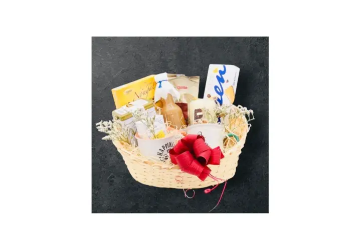 Ein liebevoll zusammengestellter Kaffee Geschenkkorb selber machen: Mit Nougat, Likör, Keksen und Tassen.